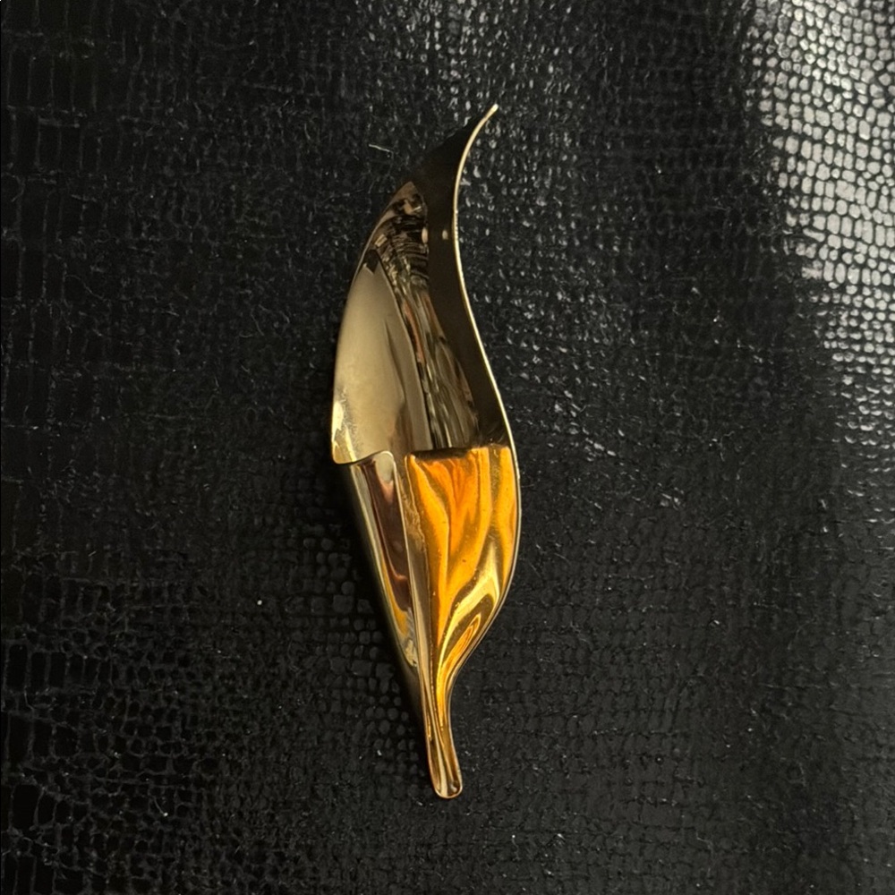 Caroline Vintage Elegant Gold Tone Leaf Brooch